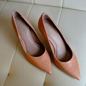 Carvela Pumps size 8. Leather. Crocodile like. Light peach color.